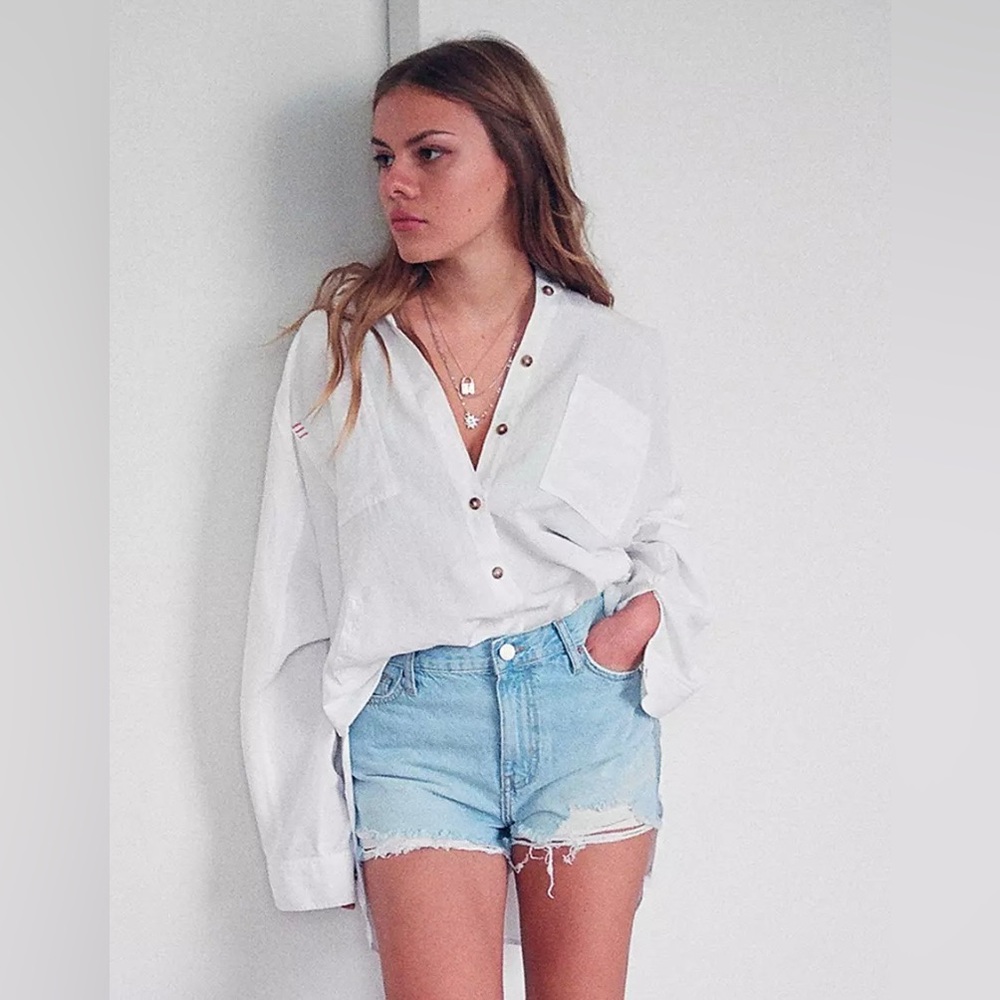 BDG Girlfriend High-Waisted Denim Short Light Blue Size 29